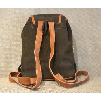 Plecak damski boho  ze skóry zamszowej  w kolorze brązowym z kolorowym kwiatowym  haftem.